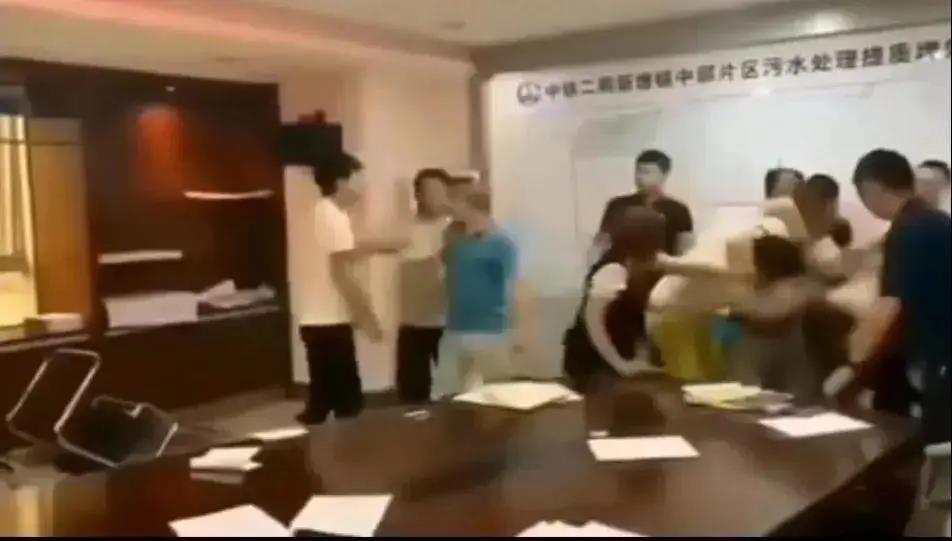 中鐵二局閥門投標(biāo)現(xiàn)場(chǎng)，報(bào)最低價(jià)者被“群揍”…咋回事？-